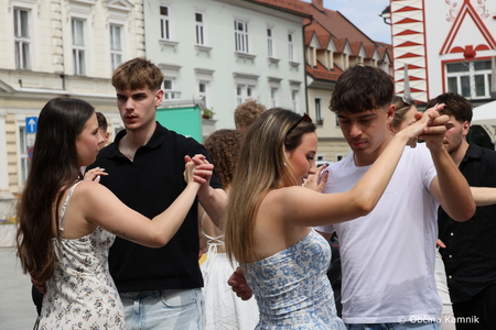 Četvorka maturantov oživila kamniški Glavni trg (38)